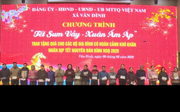 Xã Vân Đình trao 300 suất quà cho hộ gia đình khó khăn