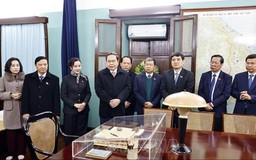 Chủ tịch Quốc hội dâng hương tưởng nhớ Chủ tịch Hồ Chí Minh