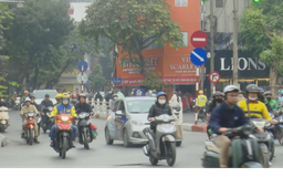 Lỗi không gạt chân chống xe máy có thể bị phạt nặng