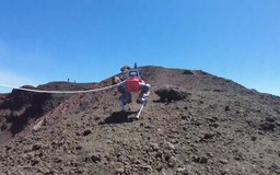 Chó robot leo núi Etna để đánh hơi khí núi lửa
