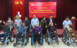 Trao tặng xe lăn cho người khuyết tật