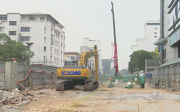 Rào chắn đoạn đường Trần Hưng Đạo để thi công ga ngầm