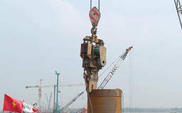 Công trường cầu Hồng Hà thi công xuyên ngày đêm