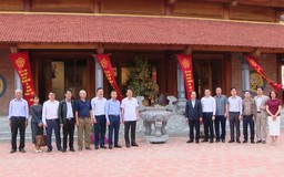 Dâng hương tưởng nhớ cụ Bùi Bằng Đoàn