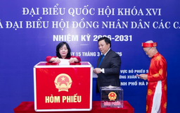 Chủ tịch Ủy ban Trung ương MTTQ Việt Nam bỏ phiếu bầu cử tại phường Xuân Đỉnh