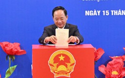 Trưởng ban Tuyên giáo và Dân vận Trung ương bỏ phiếu bầu cử tại phường Đại Mỗ