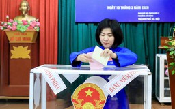 Chủ tịch Ủy ban bầu cử thành phố Phùng Thị Hồng Hà bỏ phiếu bầu cử