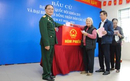 Cử tri phường Long Biên gửi gắm niềm tin qua lá phiếu