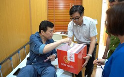 Những lá phiếu trao gửi niềm tin từ giường bệnh