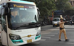 CSGT xử lý hàng loạt xe khách vi phạm dừng đỗ