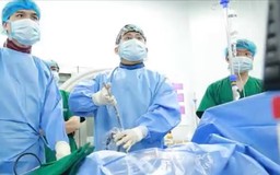 Người bệnh tự đi sau 3 giờ mổ thoát vị đĩa đệm