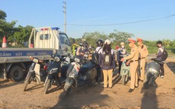 CSGT đồng loạt kiểm tra bãi xe học sinh, ngăn ngừa vi phạm từ sớm