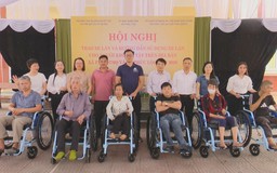 Trao tặng 50 xe lăn cho người khuyết tật