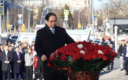 Thủ tướng đặt hoa tại Tượng đài Chủ tịch Hồ Chí Minh ở Moscow