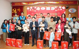 Vơi nỗi lo bệnh tật nhờ sự đồng hành của nhân viên công tác xã hội