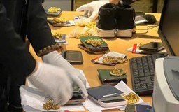 Thu giữ gần 7kg vàng vận chuyển trái phép qua sân bay Cát Bi