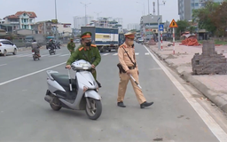 Xử phạt nhiều lái xe 'vượt rào' băng qua đường sắt
