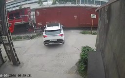 Băng qua lối đi tự mở, ô tô bị tàu hỏa tông nát đầu xe
