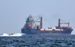 Iran cho phép các tàu viện trợ đi qua eo biển Hormuz