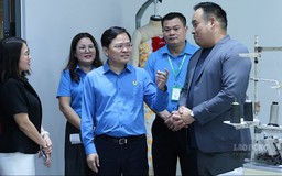 Chủ tịch Tổng Liên đoàn Lao động Việt Nam thăm, tặng quà công nhân Hà Nội
