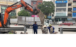 Hà Nội đóng hàng chục lối đi tự mở qua đường sắt Bắc – Nam