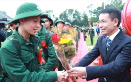 300 tân binh tình nguyện viết đơn lên đường nhập ngũ