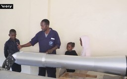 Nhà sáng tạo mô hình tên lửa truyền cảm hứng cho trẻ em Kenya