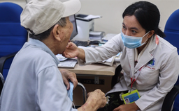 Người bệnh mạn tính có thể đến khám sớm hoặc muộn hơn 1-2 ngày