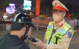 CSGT Hà Nội hóa trang để kiểm tra nồng độ cồn