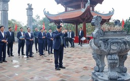Thủ tướng dâng hương tưởng niệm Chủ tịch Hồ Chí Minh và các Anh hùng liệt sĩ tại Điện Biên