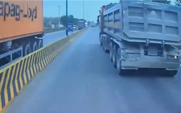Xử phạt tài xế xe ben che biển số, chèn ép xe khác