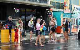 Lễ hội Songkran trầm lắng vì giá nhiên liệu tăng cao