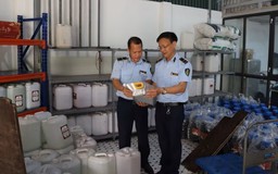 Kiểm tra điểm tích trữ 9.000 lít rượu tại Hà Nội