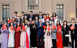 Tổng Bí thư, Chủ tịch nước Tô Lâm gặp gỡ cộng đồng người Việt Nam tại Trung Quốc