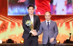 U22 Việt Nam và Đình Bắc nhận giải thưởng 'cống hiến'