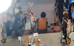 Xác minh vụ hành hung phụ nữ đang trông trẻ nhỏ