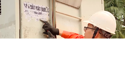 Chung tay ngăn chặn tình trạng dán quảng cáo trái phép