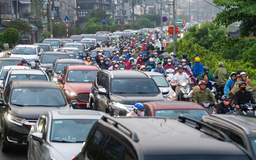 Ùn ứ giao thông khi cầu Long Biên tạm ngừng lưu thông