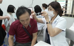 Phường Yên Hoà khám sức khỏe miễn phí cho người yếu thế