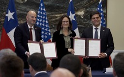 Chile, Mỹ ký thỏa thuận hợp tác khai khoáng và an ninh
