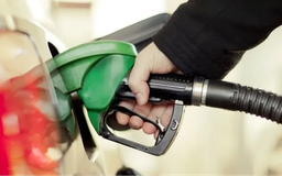 Trung Quốc lần đầu hạ giá trần xăng, dầu diesel