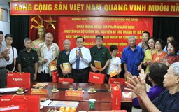 Nguyên lãnh đạo thành phố Hà Nội trao quà cho nạn nhân chất độc da cam