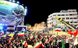 Iran phô diễn tên lửa Khorramshahr-4