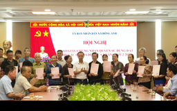 Xã Đông Anh trao sổ đỏ, giúp hộ tái định cư ổn định cuộc sống