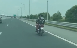 Nguy hiểm hành vi đi xe máy ngược chiều trên cao tốc