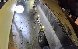Tránh xe bus, xe tải phanh gấp, bùn đất tràn xuống đường