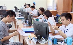 Công sở vẫn sáng đèn xuyên lễ phục vụ nhân dân