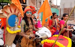 Phụ nữ Ấn Độ lái mô tô mừng lễ hội Gudi Padwa