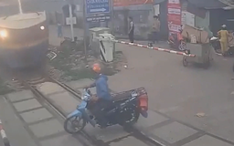 Nguy hiểm khi vượt barie đường sắt
