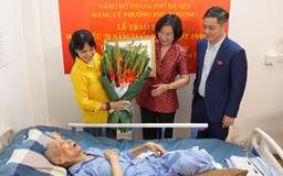 Trao Huy hiệu 70 năm tuổi Đảng tặng đảng viên lão thành